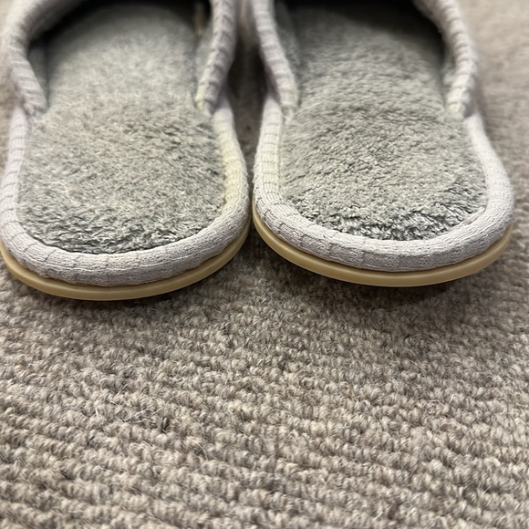 ISOTONER WOMENS GRAY SLIP-ON SLIPPERS WITH WAFFLE WEAVE UPPER AND COZY LINING - Picture 4 of 6